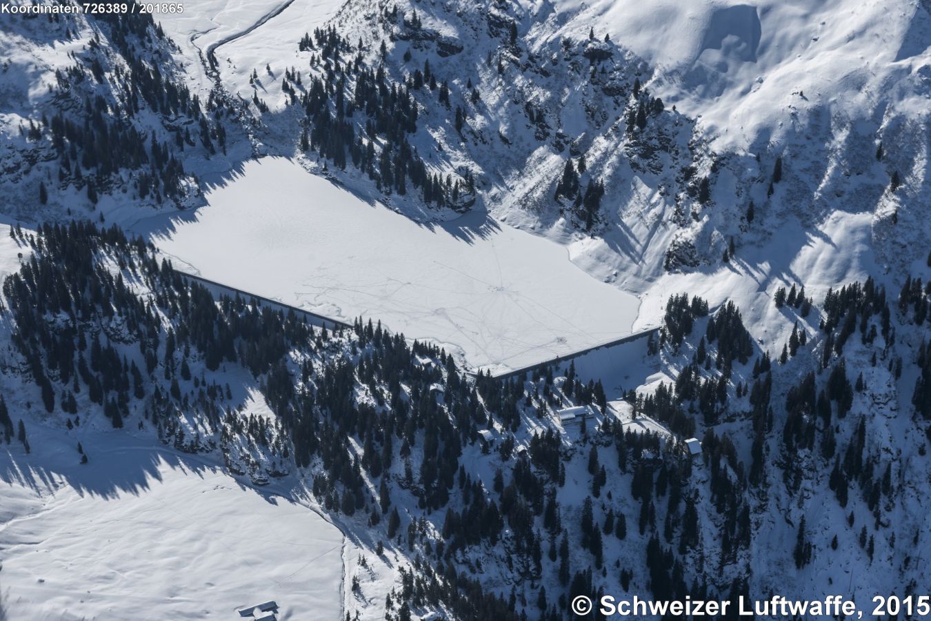 Garichti Stausee mit zwei Staumauern, auch Mettmensee genannt, auf der Mettmenalp, südöstlich Schwanden. Der See liegt auf 1622 Metern im Wildschutzgebiet 'Freiberg Kärpf'. Der Stausee wurde um 1930 errichtet und liefert Strom zum Kraftwerk Sernf-Niederenbach. Position: 2'726'386.06, 1'201'936.48